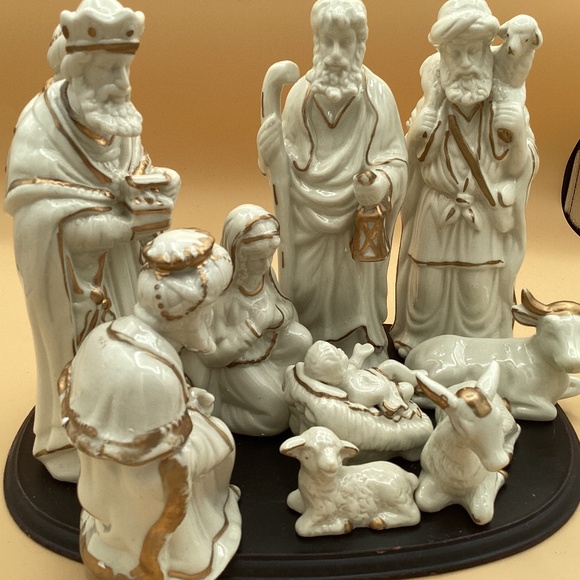 Nativity Set - Picture 1 of 3